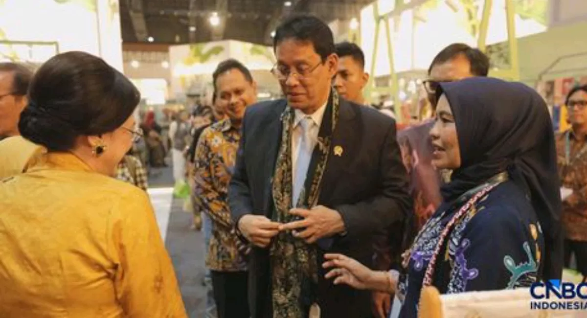 Menteri Keuangan (Menkeu) Purbaya Yudhi Sadewa berbincang dengan pelaku UMKM di acara Karya Kreatif Indonesia (KKI) di Jakarta International Convention Centre (JICC) Jakarta 20-23 Agustus 2026). CNBC