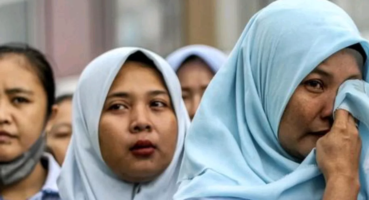 Foto: Karyawan PT Sritex terakhir melakukan kerja di perusahaannya di Sukoharjo, Jawa Tengah, Jumat (28/2/2025). (Photo by DIKA / AFP)