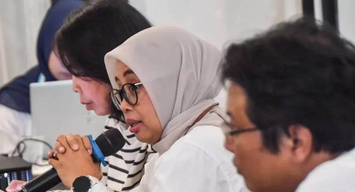 Kepala Otoritas Jasa Keuangan (OJK) Tasikmalaya, Nofa Hermawati dan jajarannya memberikan keterangan pers terkait sektor pengelolaan keuangan di Kota Tasikmalaya, Jawa Barat, Jumat (21/8/2026). ANTARA