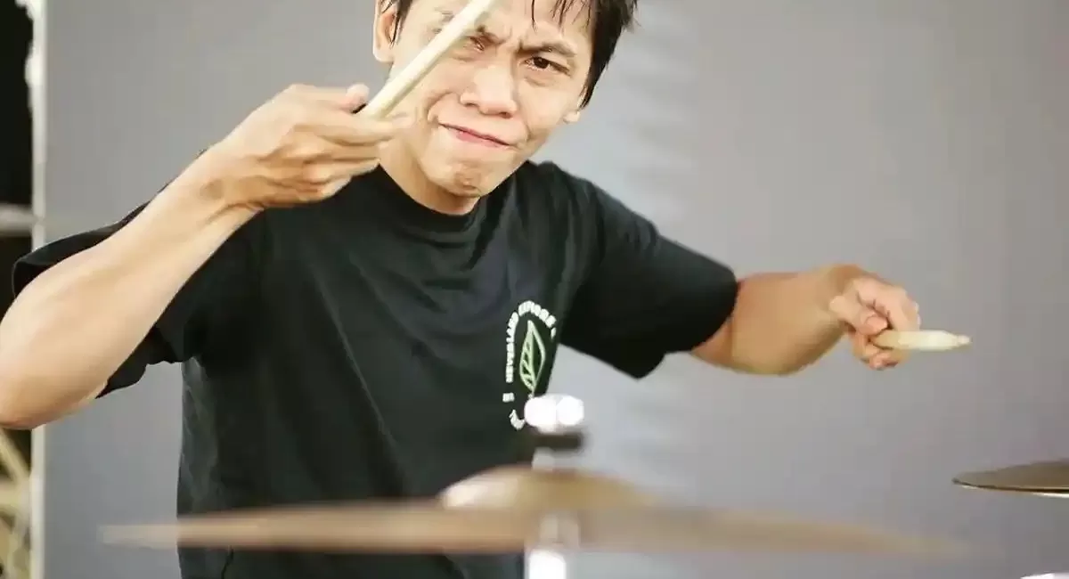 Komisi Pemberantasan Korupsi (KPK) resmi menetapkan Dian Mulia Wardhana alias Katink, drummer grup musik Supernova asal Purwokerto, sebagai salah satu dari enam ttersangk. 
