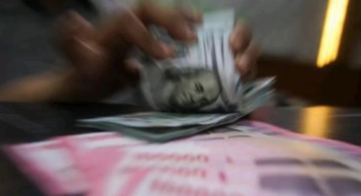Simpanan dalam valuta asing (valas) tumbuh jauh lebih cepat dibandingkan rupiah.