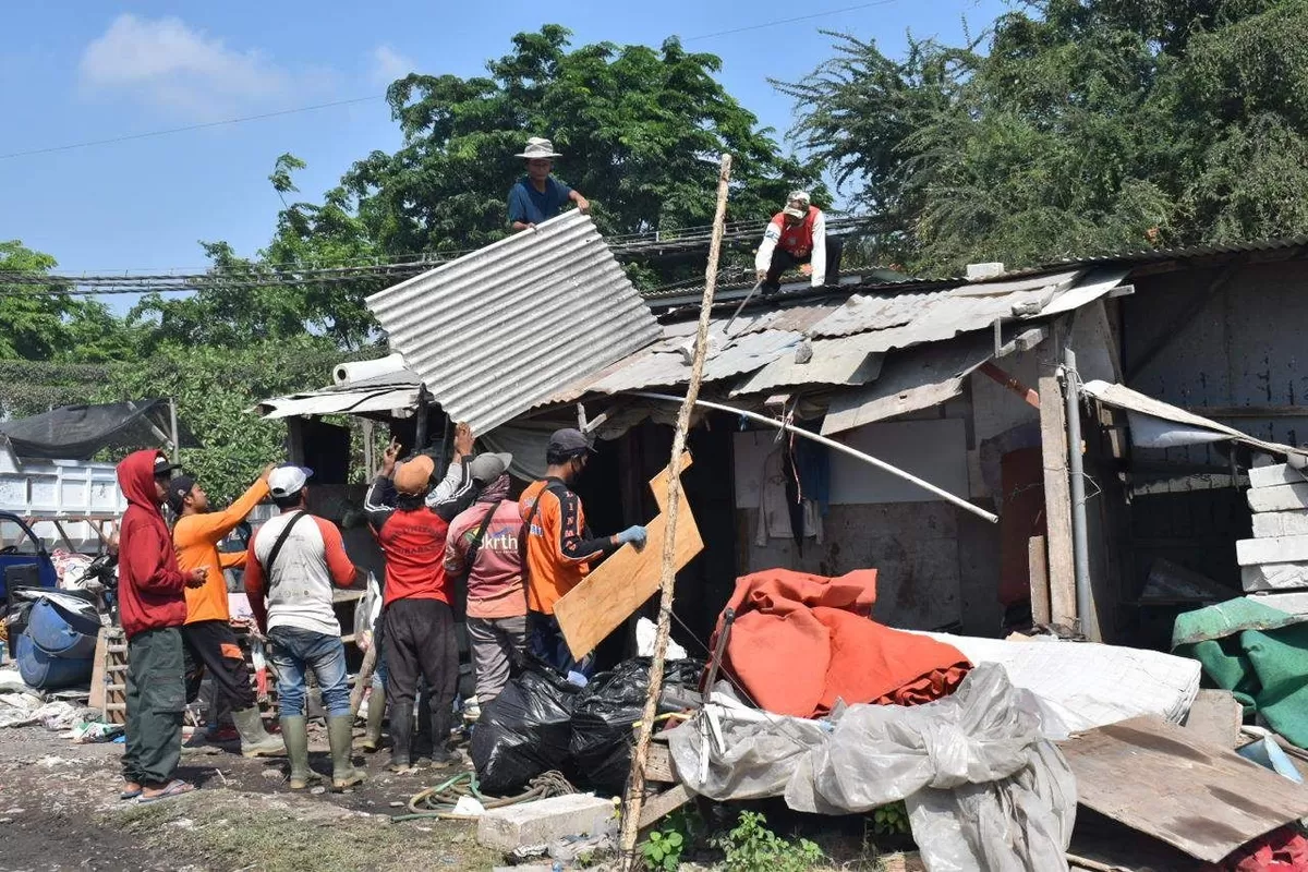 Pemkot Surabaya menertibkan aktivitas pemilahan sampah ilegal seluas 1,4 hektare di Kelurahan Keputih