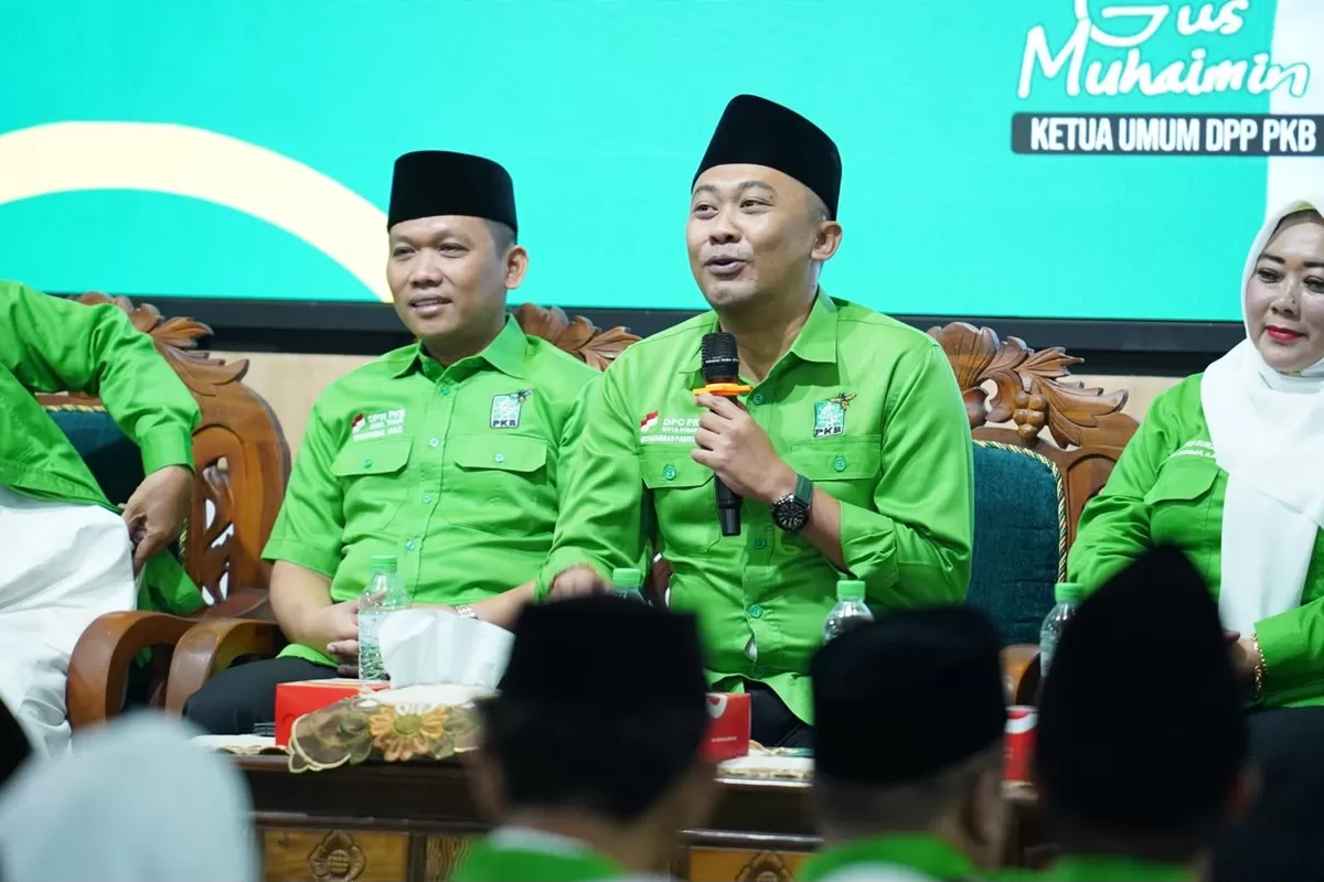 Ketua DPC PKB Surabaya, Muhamad Faridz Afif (dua dari kanan)