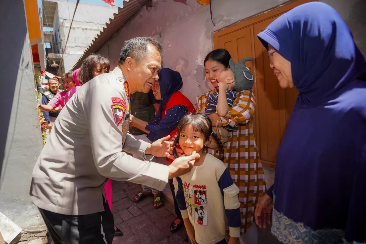 Polrestabes Surabaya, Kombes Pol Dr. Luthfie Sulistiawan, SIK., MH., MSi., memanfaatkan momen 'Luthfie.Daily Berbagi&rsquo; ini untuk berdialog, mendengarkan keluh kesah, serta menyerap langsung aspirasi ka