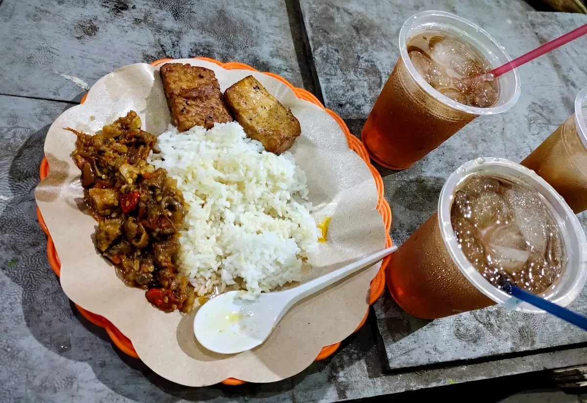Beragam makanan khas Yogyakarta seperti gudeg, sate klathak, bakmi Jawa, jadah tempe, tiwul, dan bakpia menjadi pilihan kuliner yang wajib dicoba wisatawan (YouTube/@anak kuliner).
