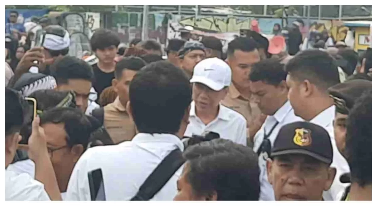 Warga Berdesakan Bersalaman dengan Jokowi (AGUS R)