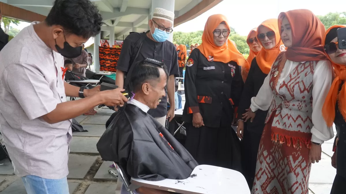 Suasana Potong Rambut Gratis (Agus R)
