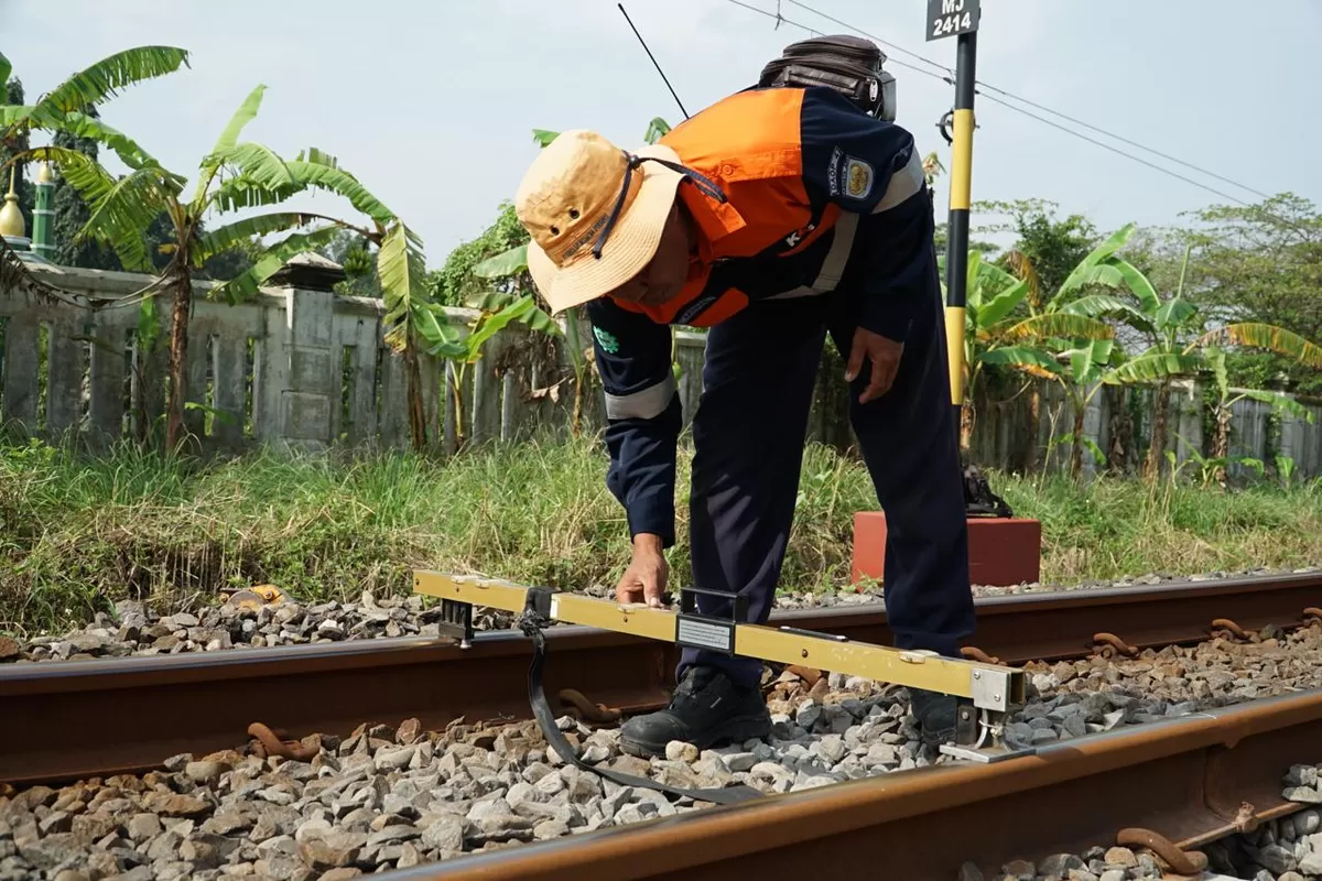 Petugas PT KAI sedang melakukan pengecekan Rel (YAYAT)