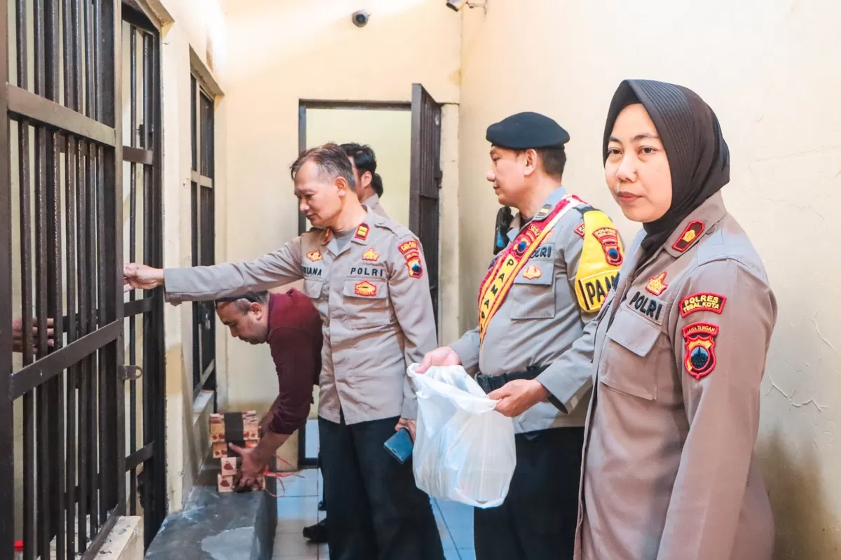 Personel Polres Tegal Kota Bagikan Takjil ke Tahanan (AGUS R)