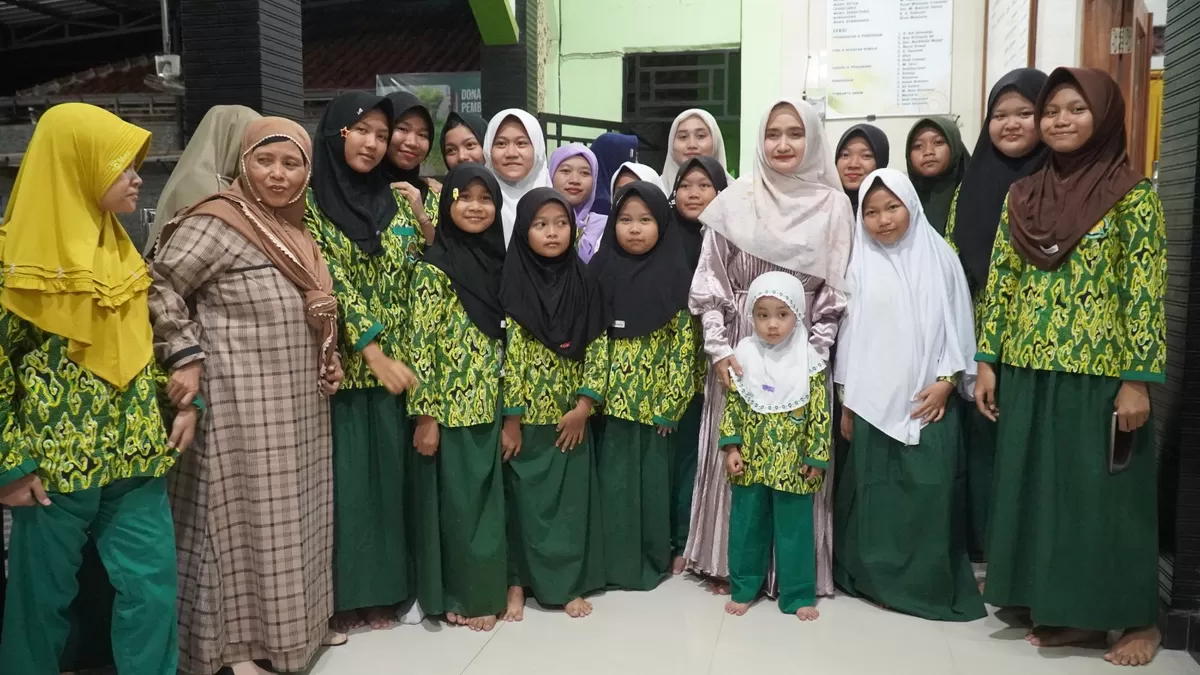 Wakil Walikota Tegal Bersama siswi dan pengajar TPQ Mujahidin (AGUS R)