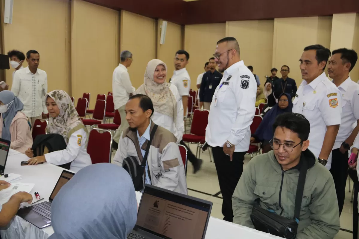 Suasana penukaran uang di stand BI Tegal (AGUS R)