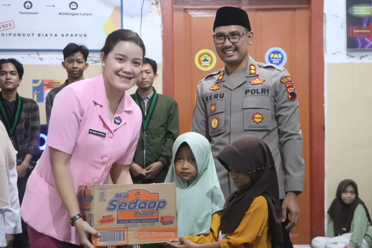 Kapolres Tegal Kota AKBP Heru Antariksa Cahya Bagikan Paket Lebaran ke Anak anak Yatim (AGUS R)