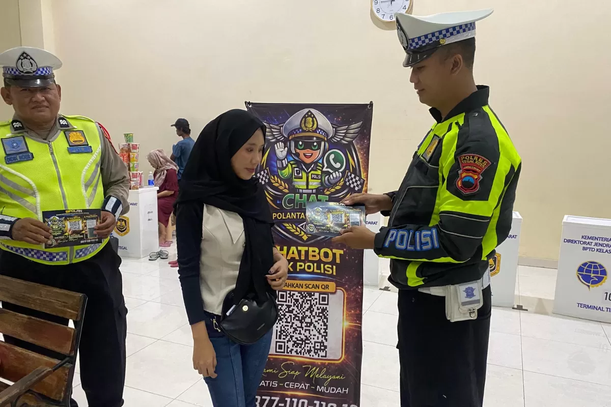 petugas Polres Tegal Kota pandu penggunaan Aplikasi Sipolan (AGUS R)