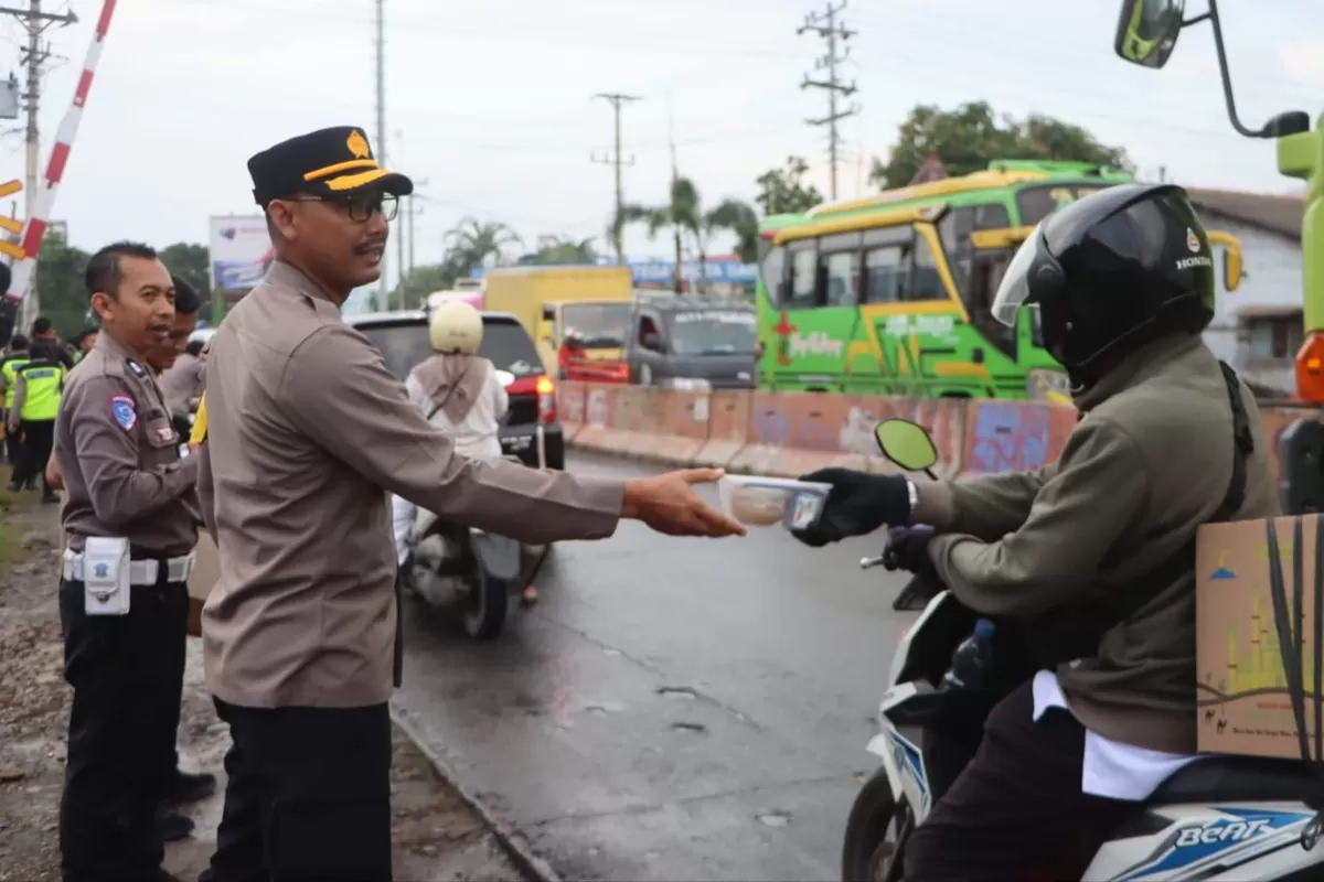 Kapolres Tegal Kota edukasi pengendara arus mudik sekaligus bagi takjil (AGUS R)