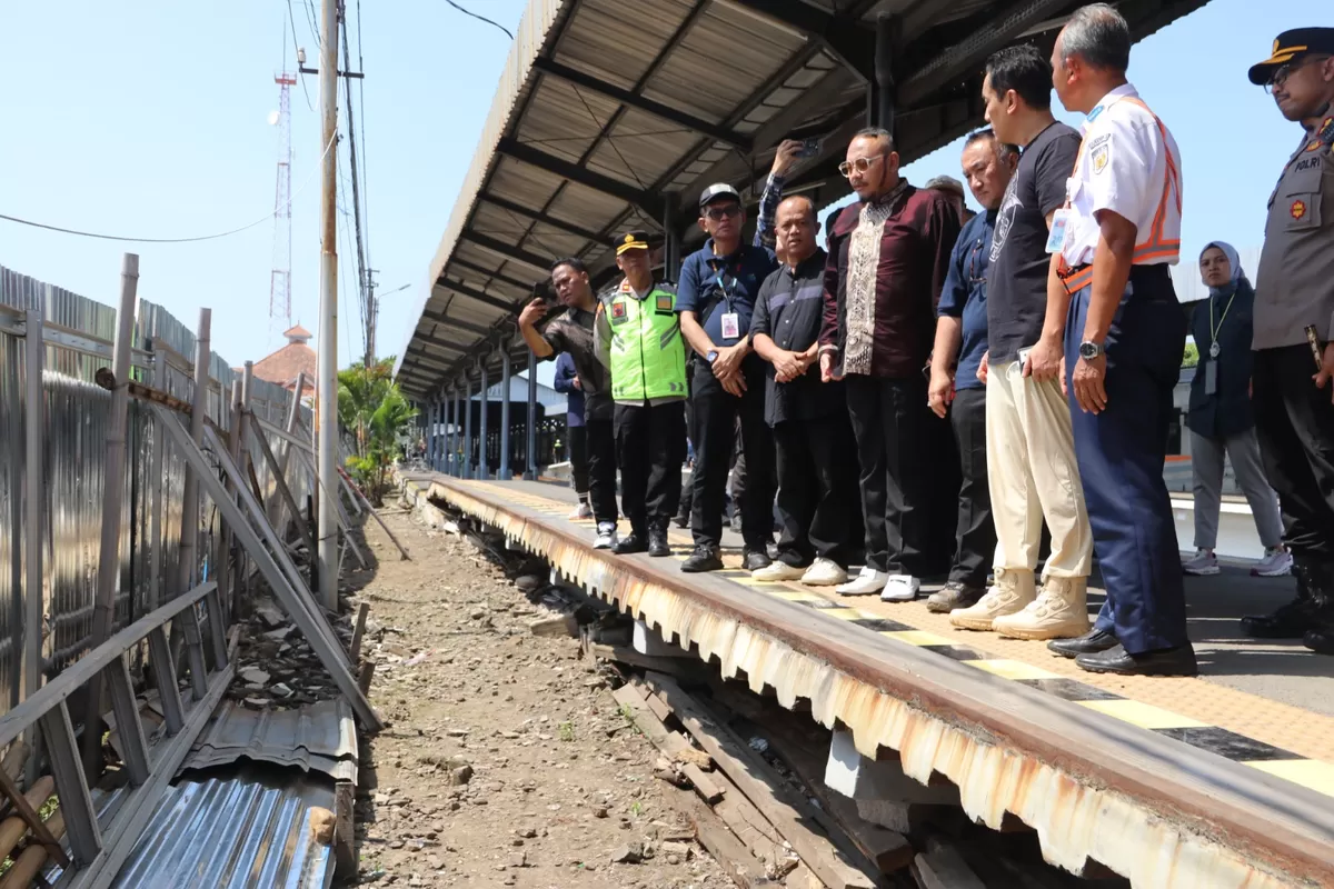 Wamen LH tinjau Pengelolalan sampah di Stasiun Tegal (AGUS R)