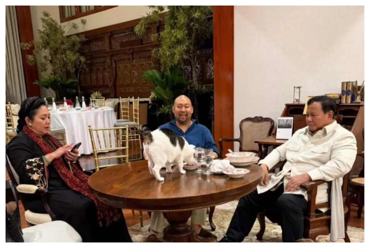 Momen kebersamaan Prabowo bersama keluarga dan kucing kesayangan (Instag/AGUSR)
