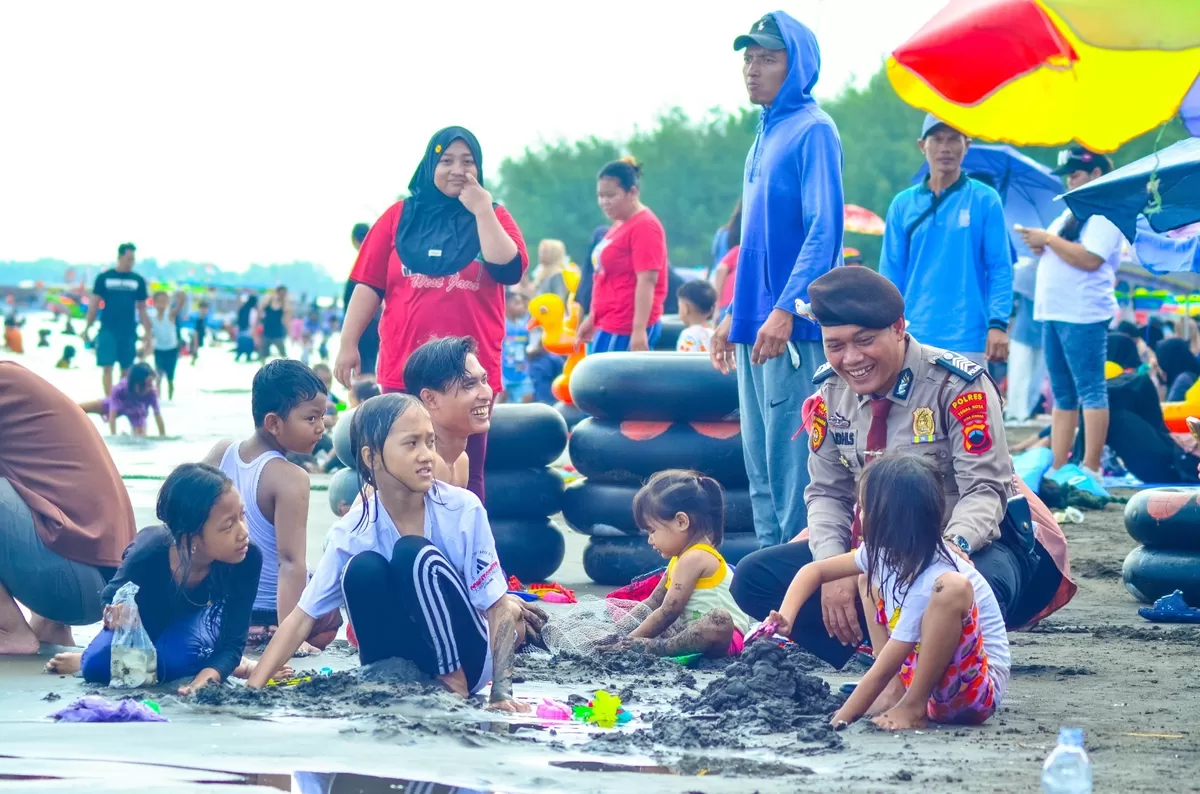 Pengunjung Pantai Alam Indah Kota Tegal, Hari Pertama Lebaran (AGUS R)