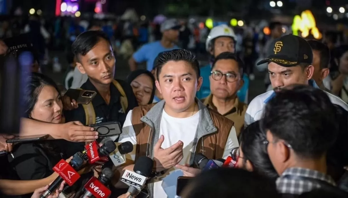 Seskab Teddy Indra Wijaya saat menghadiri bazar rakyat di Monas. (Instagram/sekretariat.kabinet)