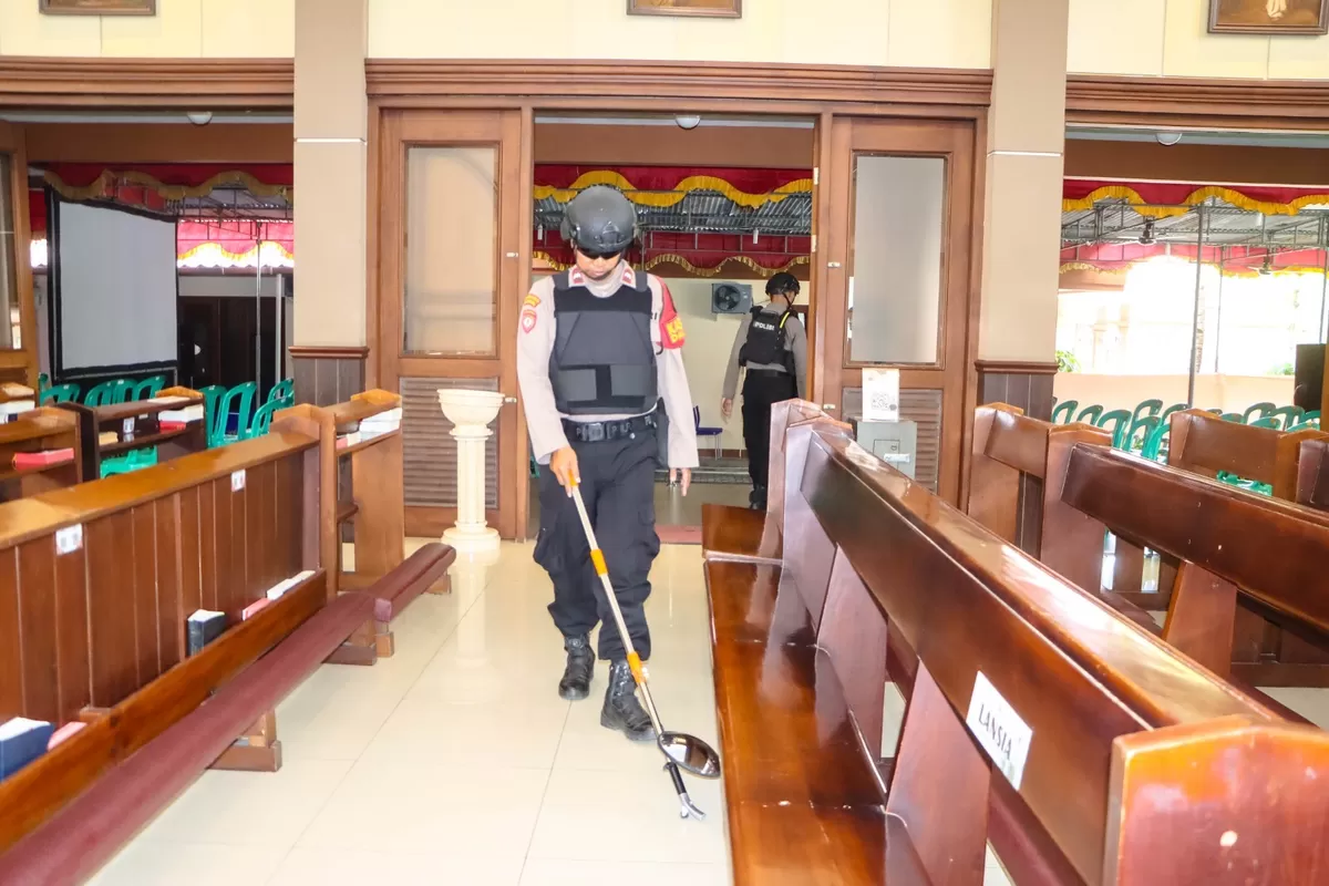 Petugas Polres Tegal Kota Sterilisasi Salah Satu Gereja (AGUS R)