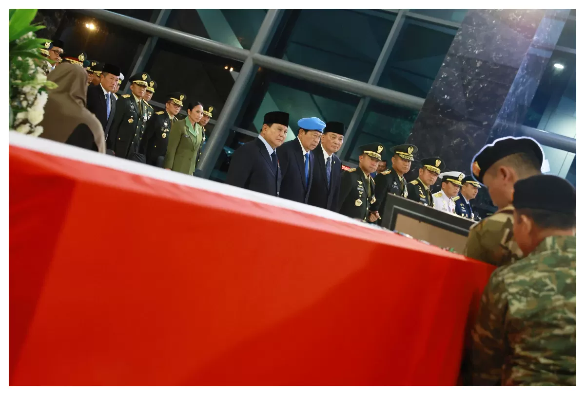 Presiden Prabowo memebrikan Penghormatan Terakhir kepada 3 Jenazah Prajurit Indonesia Yang Gugur di Libanon (Ist/timeindo/AGUS R)