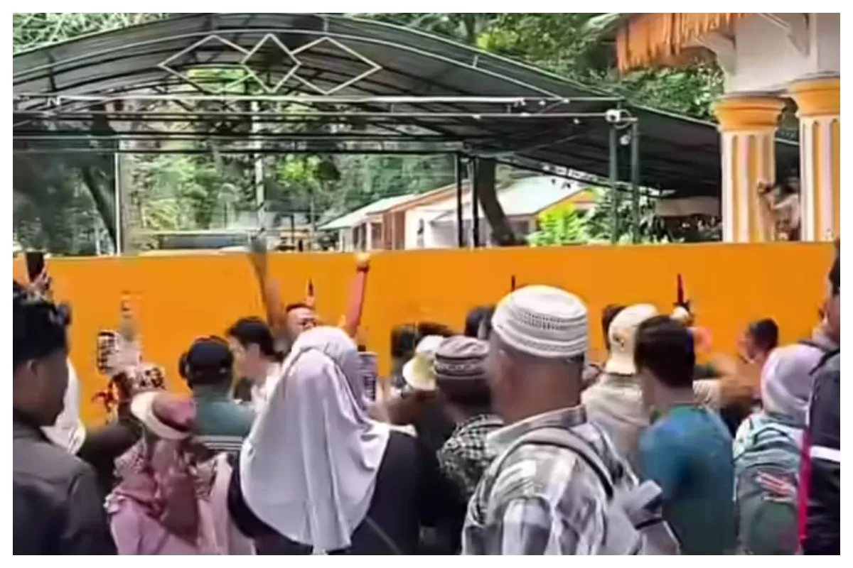 Aksi massa di Kantor Bupati Langkat yang sempat memanas sebelum bertemu dengan Bupati Syah Afandin. (Instagram/seputaran.binjai)