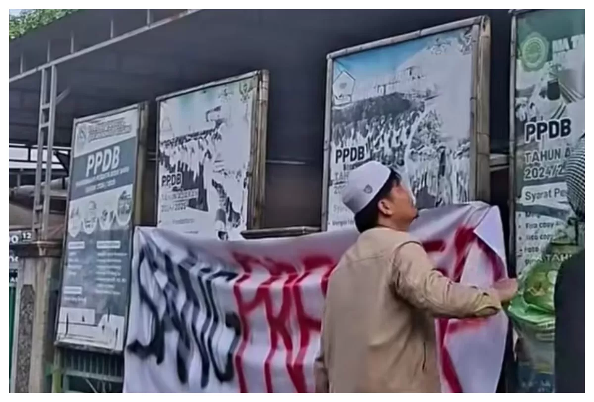 Massa datangi Ponpes di Pati usai oknum kiai diduga lakukan pencabulan pada santriwatinya. (Instagram/ekosuswanto_mbahto)