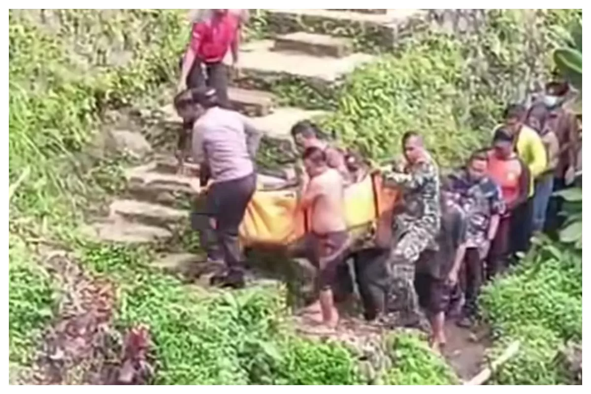Evakuasi korban tenggelam di Curug Kanesia, Baturraden. (Instagram/setiaji_heroestianto)