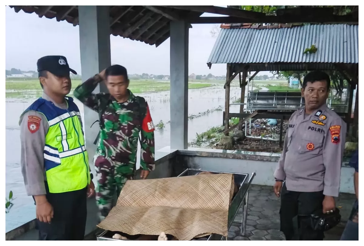 Jenasah Usai dievakuasi petugas (AGUS R)