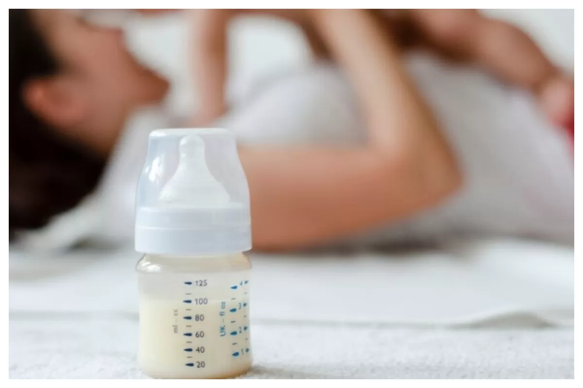 Foto ilustrasi: Pemberian susu formula pada bayi dalam program MBG oleh BGN. (Magnif/rawpixel)