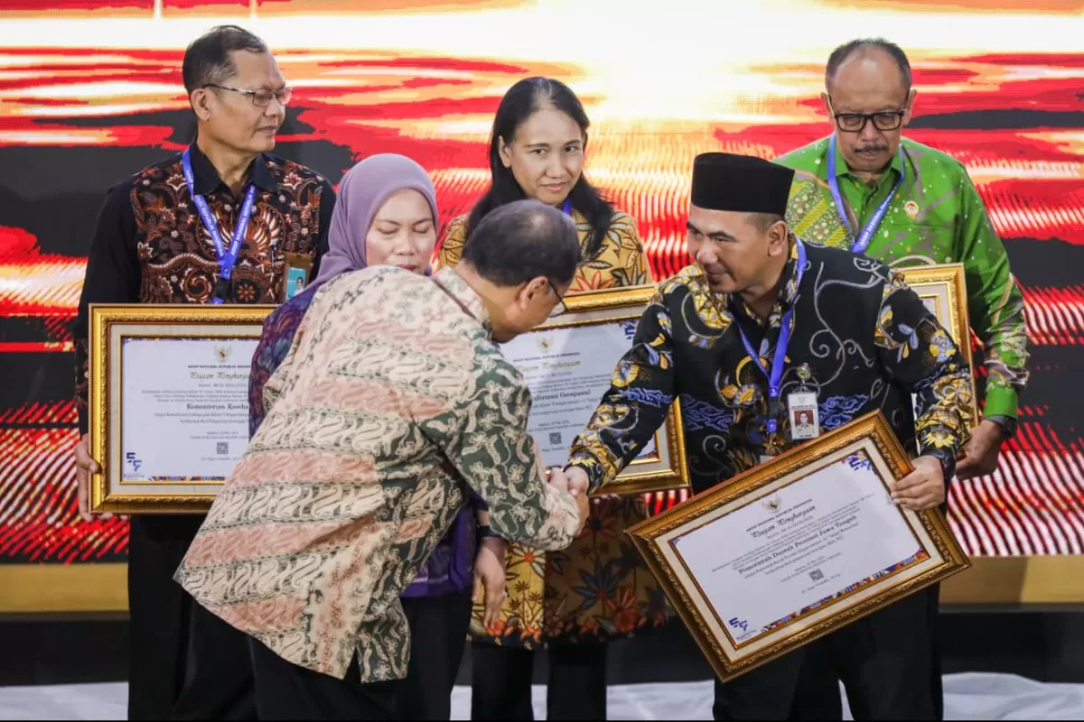 Piagam Penghargaan Pengawasan Kearsian Terbaik diterima oleh Wakil Gubernur Jateng Taj Yasin (hums jateng/AGUS R)