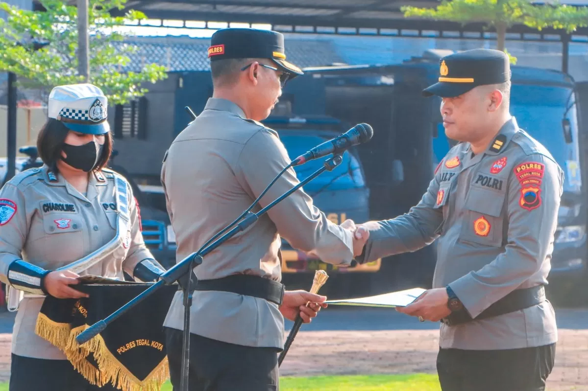 Penyerahan Piagam Penghargaan oleh Kapolres Tegal Kota (AGUS R)