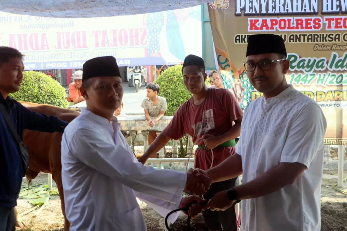 Kapolres Tegal Kota Serahkan Daging Qurban (AGUS R)