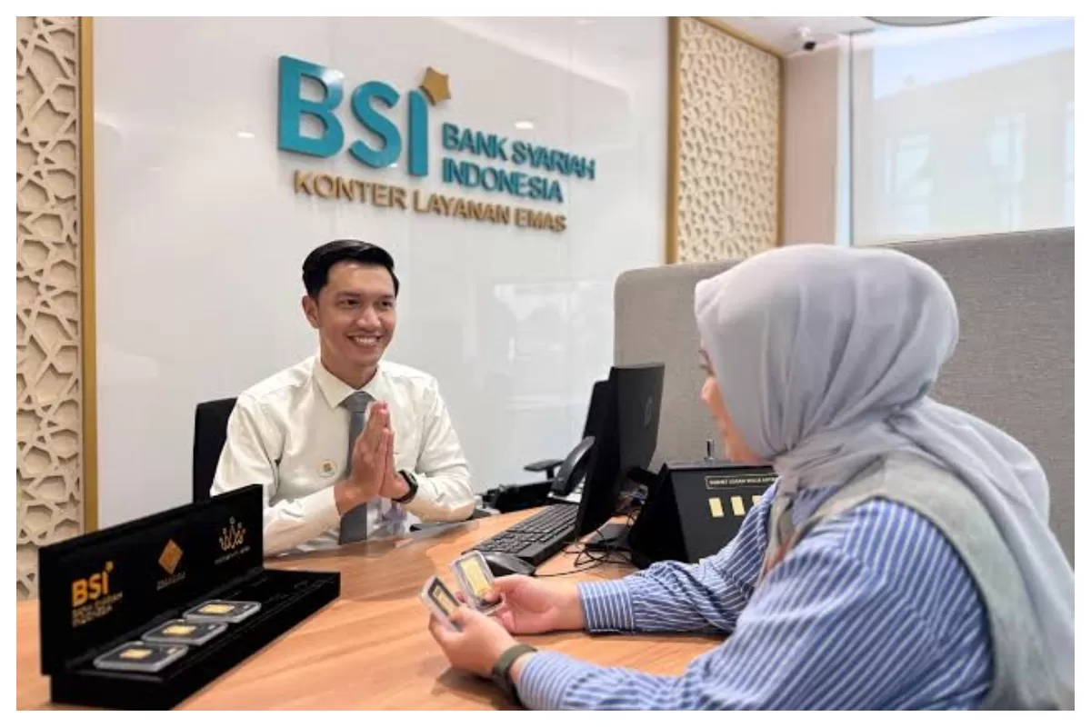 Petugas melayani nasabah di kantor PT Bank Syariah Indonesia (BSI). BSI memastikan seluruh layanan operasional tetap berjalan normal di tengah proses hukum yang sedang berlangsung. Foto: BSI