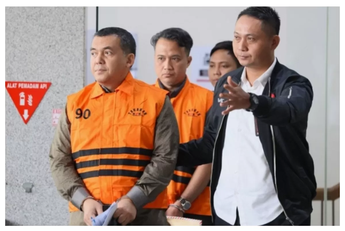 Wamen Imipas, Silmy Karim, mengenakan rompi oranye setelah ditetapkan sebagai tersangka pemerasan izin tinggal WNA oleh KPK. (Dok. KPK)