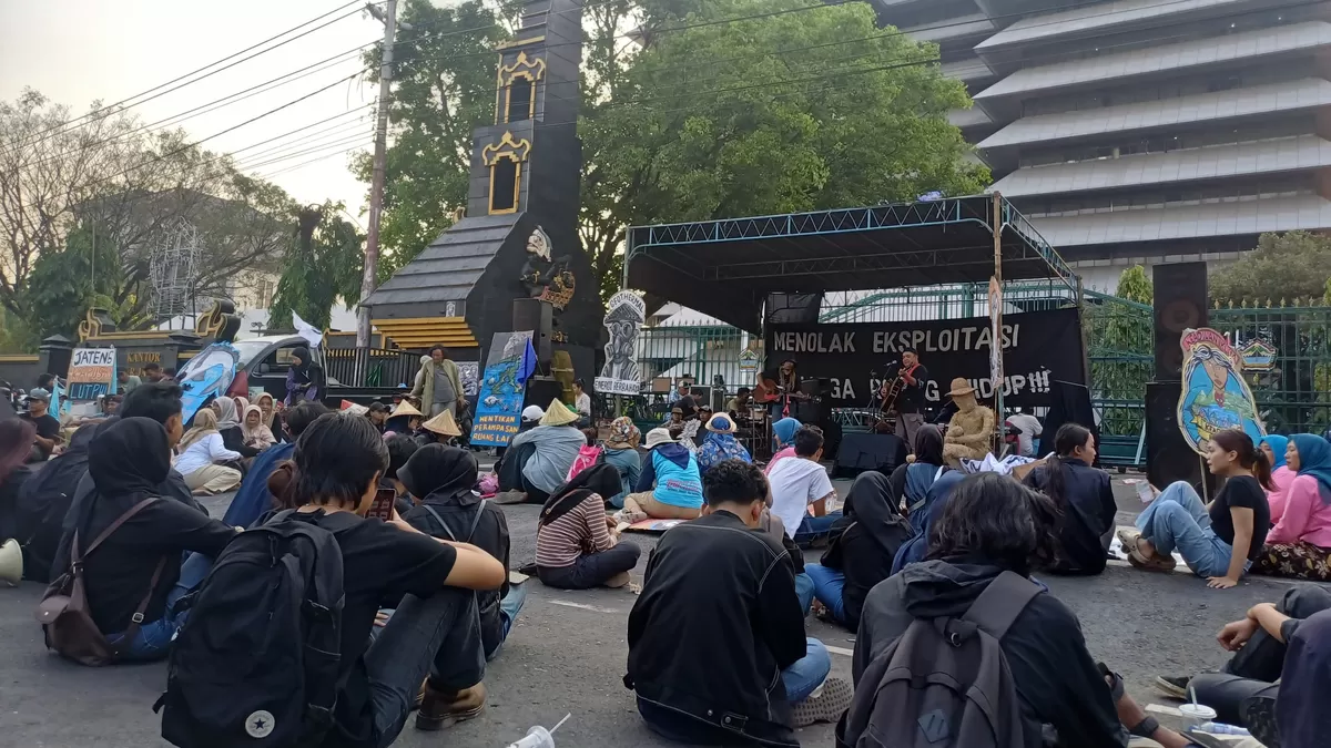Peserta aksi Demo di Depan Kantor Gubernur Jateng (Arsya)