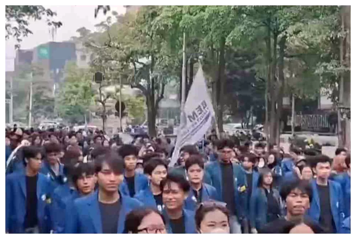 Para mahasiswa datang dengan membawa spanduk, poster, dan pengeras suara.dengan melakukan konvoi sepanajang jalan Pahlawan menuju Kantor Gubernur Jateng (Arsya)