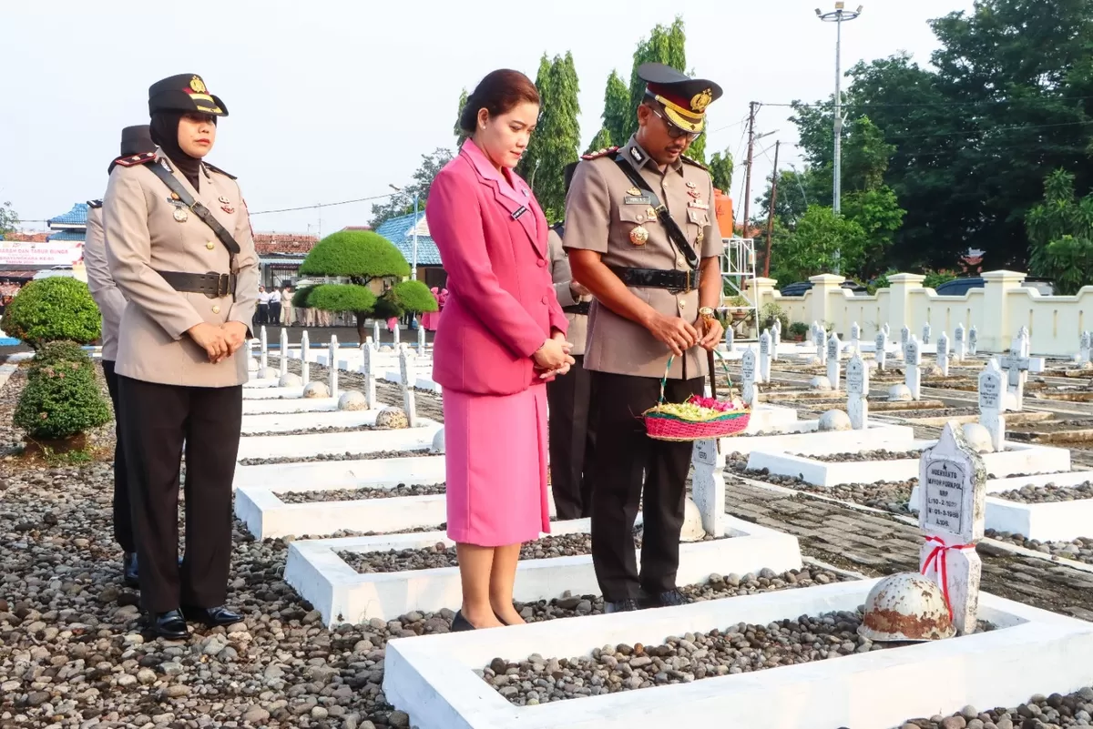 Kapolres Tegal Kota beserta Jajaran Lakukan Tabur Bunga (AGus R)