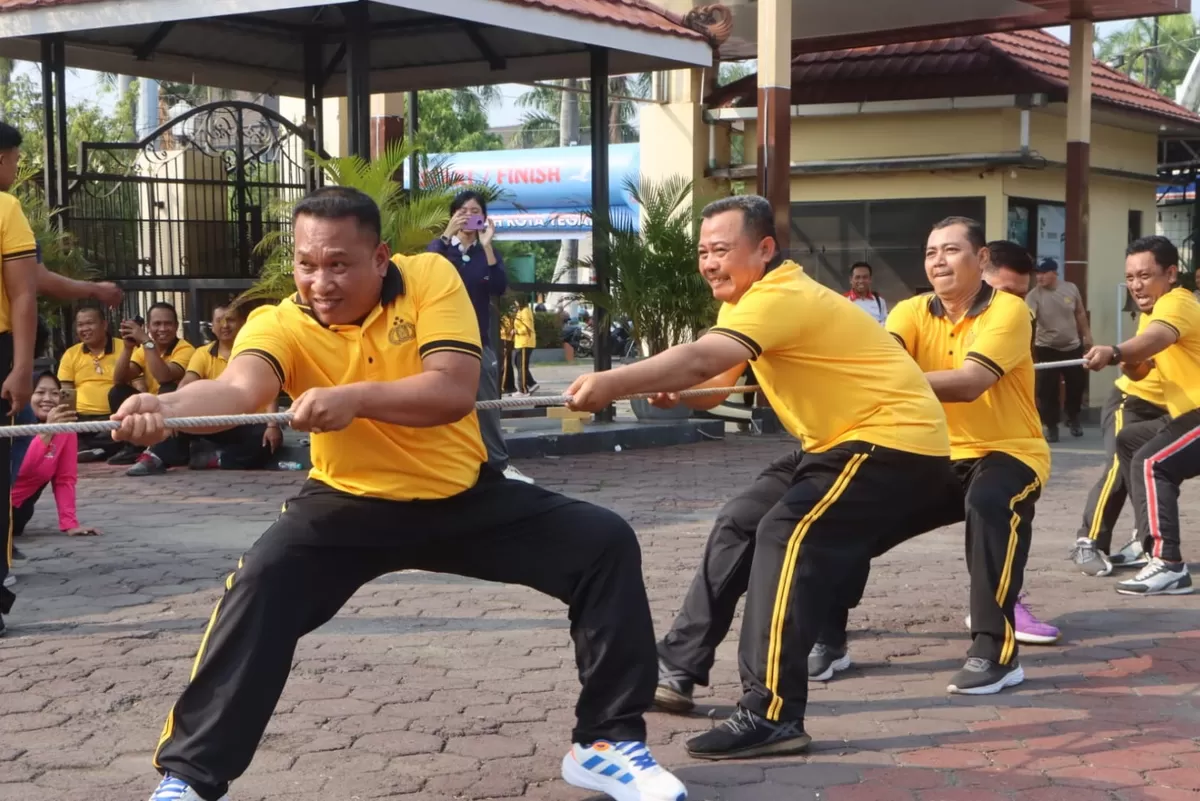 Lomba Tarik Tambang dilingkungan Personil Polres Tegal Kota (dok.humas)