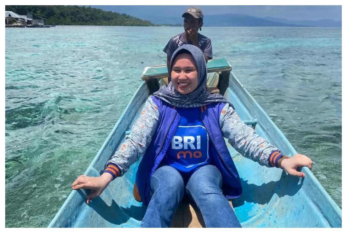 Seorang Pegawai (Mantri) BRI Mengarungi Lautan menggunakan perahu untuk sampai  ke pemukiman warga di pulau terpencil (dok.promedia)