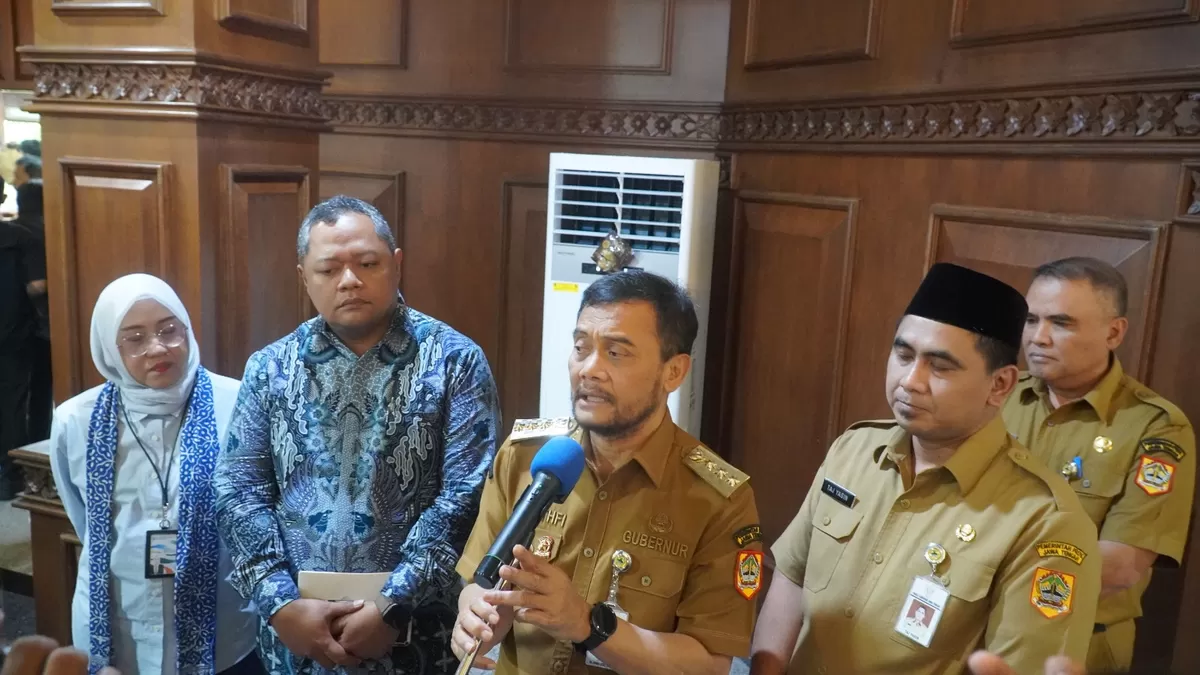 Gubernur Jateng Saat Memberi keterangan di sela sela rakor pengelolaan samapah di Jateng