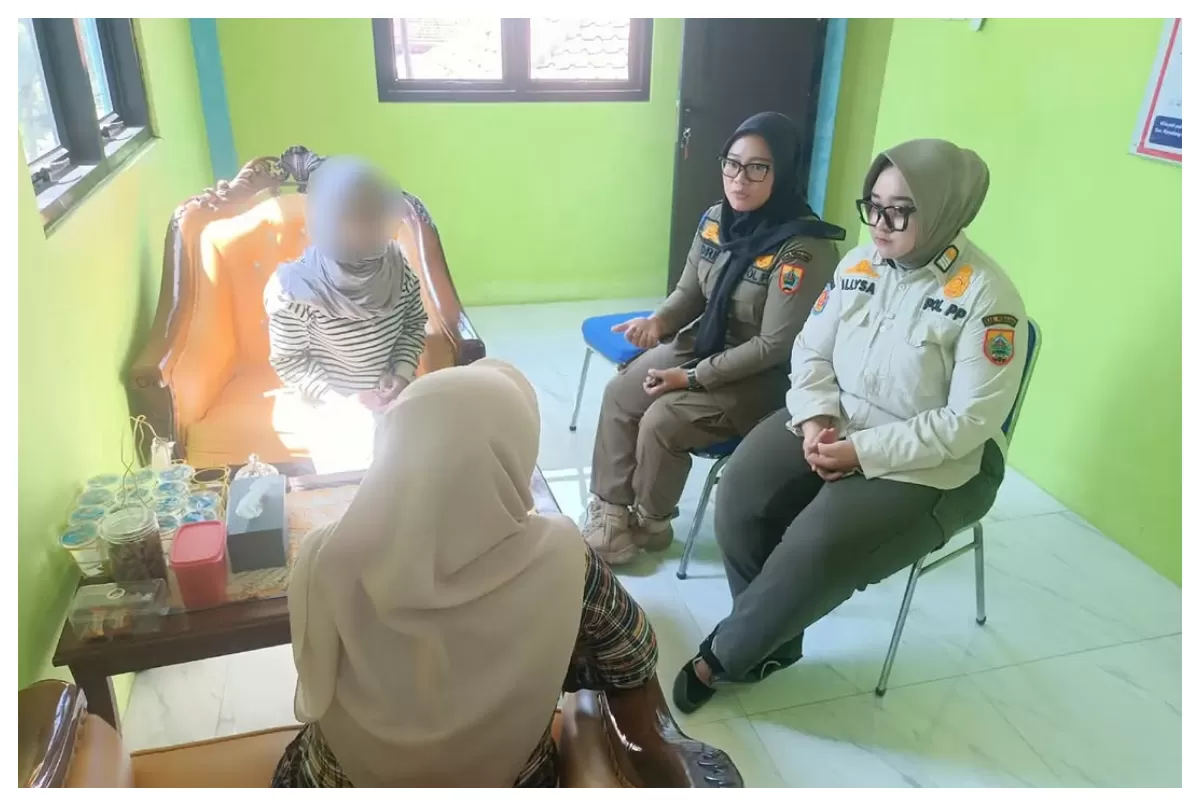 Petugas Satpol PP dan Damkar Pemalang mendampingi S (25) ke UPTD Perlindungan Perempuan dan Anak (UPTD PPA) Dinas Sosial, KBPP Kabupaten Pemalang (sumber: Instagram satpolpp_damkar_kab.pml) 