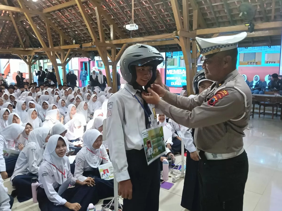 Polres Pemalang Sosialiasikan Pentingnya Penggunaan Helm ke Pelajar Baru di MPLS 2026 (agus R/Ist.Hms Pemalang)