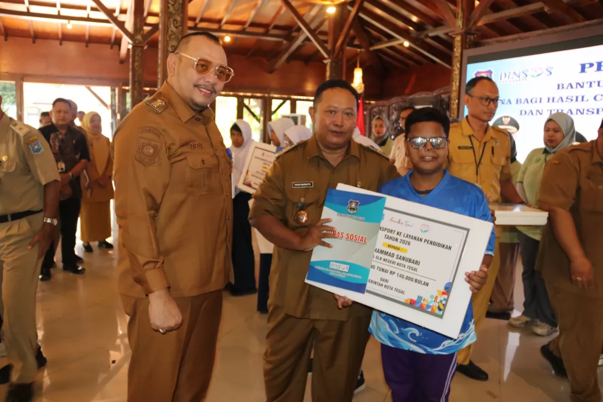 Pemkot Salurkan BLT DBHCHT Bagi 197 Buruh Pabrik dan Bantuan Uang Transport Bagi 126 Siswa Tidak Mampu (Agus R)
