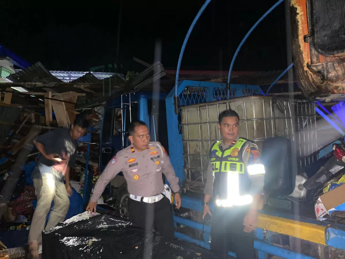 3 Orang Luka Akibat Truk Trado Lepas Kendali, Tabrak Rumah Warga di Solok Selatan