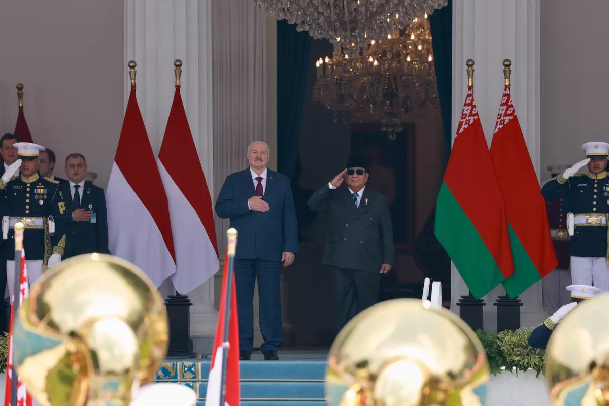 Diiringi Tari Enggang, Prabowo Sambut Hangat Presiden Belarus di Istana Merdeka