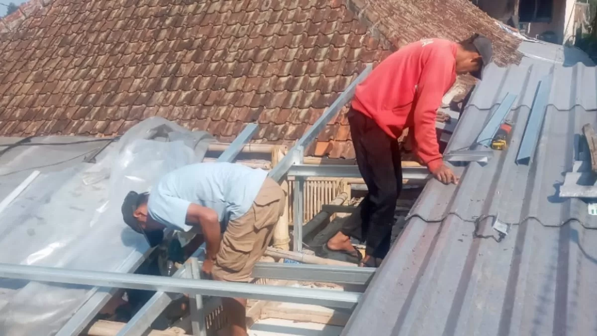 Renovasi Hunian Jurnalis Promedia Group Makin Nyaman, Ganti Asbes dan Pasang Plafon dalam Program &lsquo;Ganti Atap Rumah Wartawan&rsquo;