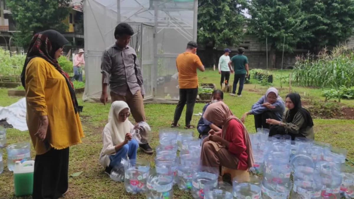 Tak Perlu Lahan Luas, Hidroponik Sumbu Jadi Solusi Bertani di Perkotaan  NAMA MEDIA &ndash; Keterbatasan lahan di kawasan perkotaan bukan lagi menjadi penghalang untuk bercocok tanam. Salah satu solusi yang