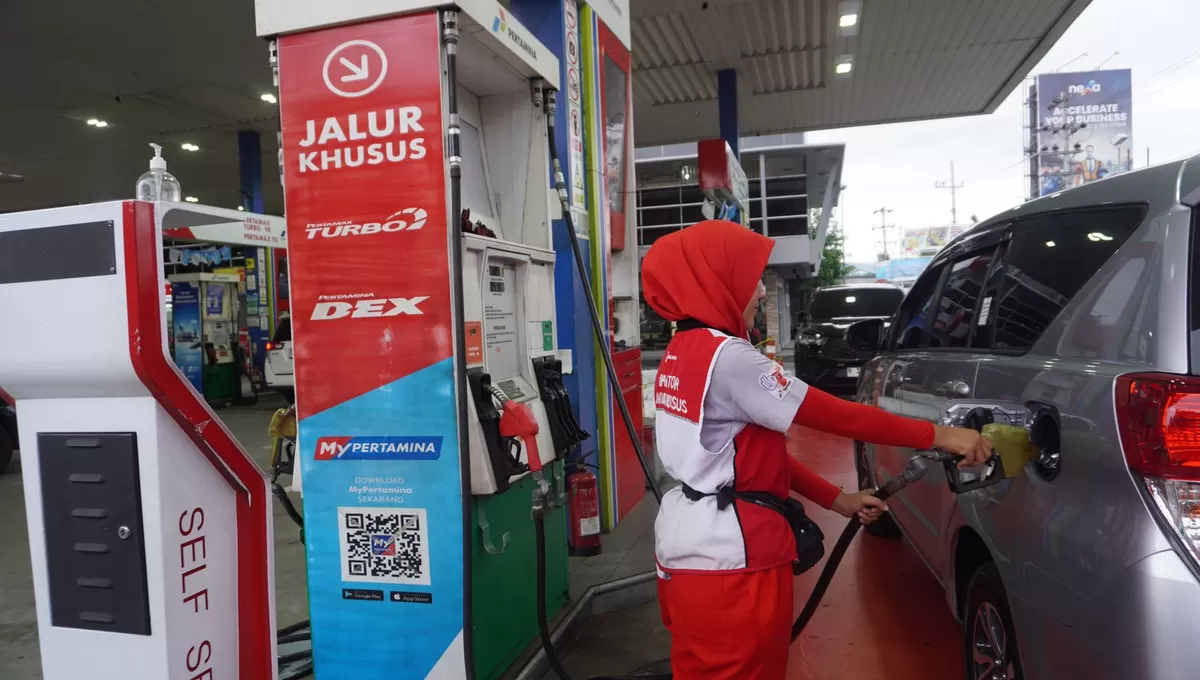 Petugas SPBU melayani pengisian BBM  berjalan lancar dan stok aman.(Foto/Dok)