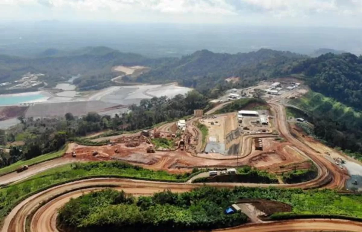 Aktivitas tambang emas di kawasan Tumpang Pitu, Banyuwangi, yang menjadi sorotan terkait dugaan pelanggaran proses alih izin usaha pertambangan. (Situs Jaringan Advokasi Tambang)