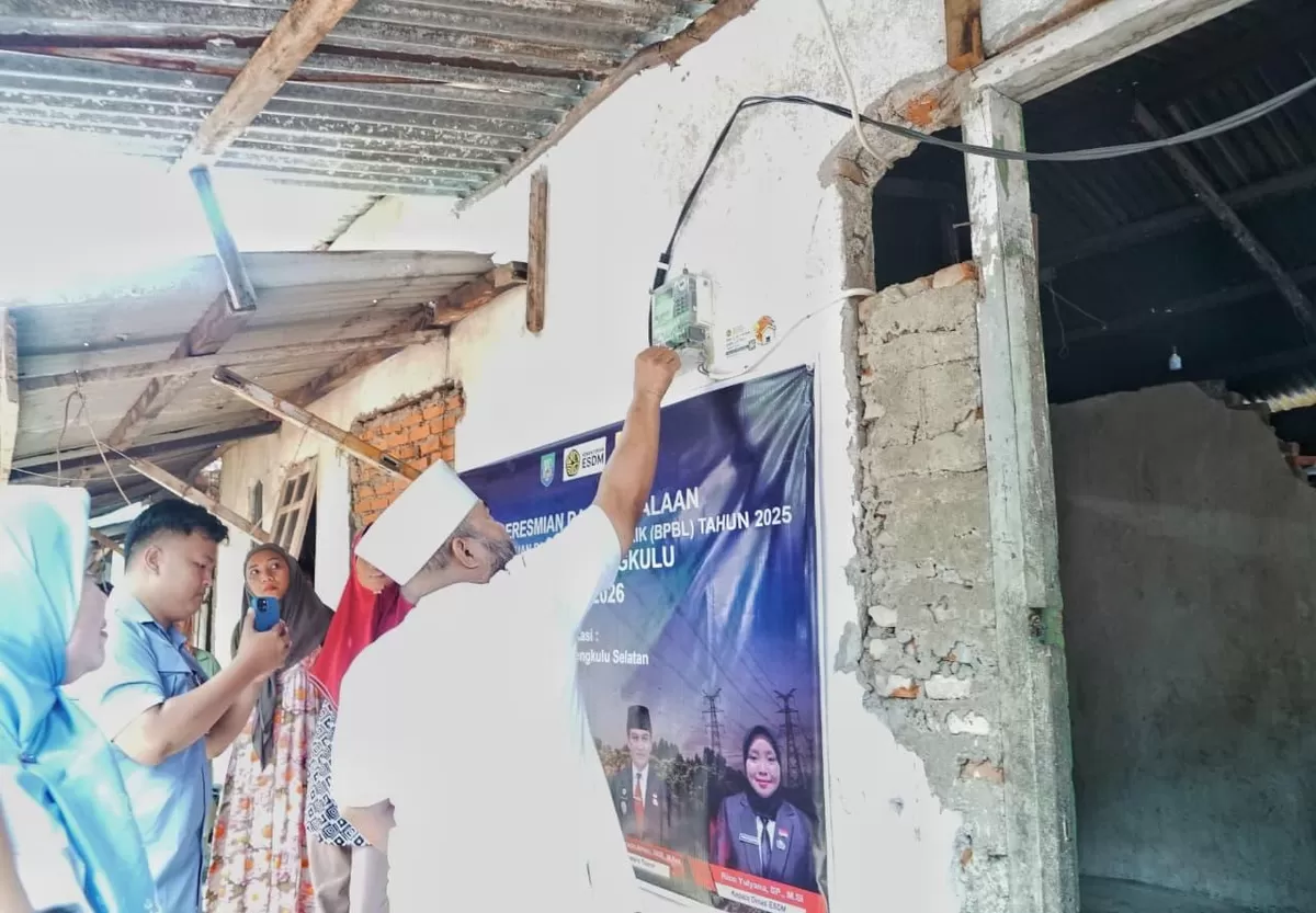 Gubernur Bengkulu, Helmi Hasan tengha menyalahkan listrik di salah satu rumah warga Manna,Bengkulu Selatan yang mendapat pemasangan melalui program listrik gratis Pemprov Bengkulu.(Foto/Ist)